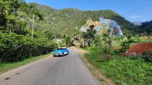Auto en las afueras del Parque de la Prehistoria en Viñales, Cuba