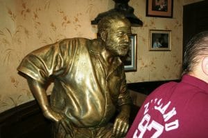 Cosas que ver y hacer en La Habana, Cuba. Estatua de Hemingway hecha de bronce a un costado de la barra en El Floridita