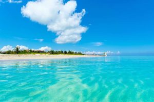 El clima de Cuba tiene altas temperaturas del mar