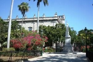 La Plaza de armas en La Habana Vieja. Cosas que hacer y ver en La Habana. CubaNeo Travel