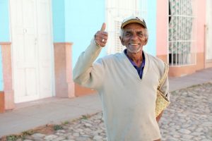Lugareño en la ciudad de Trinidad vestido con ropa de invierno en Cuba