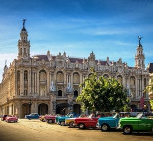 Oldtimers frente al Gran Teatro de La Habana