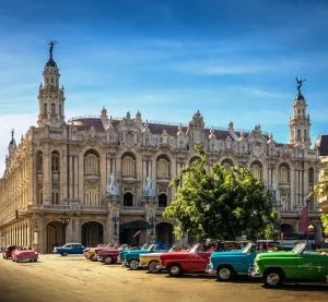 Auto d'epoca davanti al Gran Teatro de La Habana