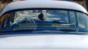 Parte trasera de un auto clasico amerciano CubaNeo Travel