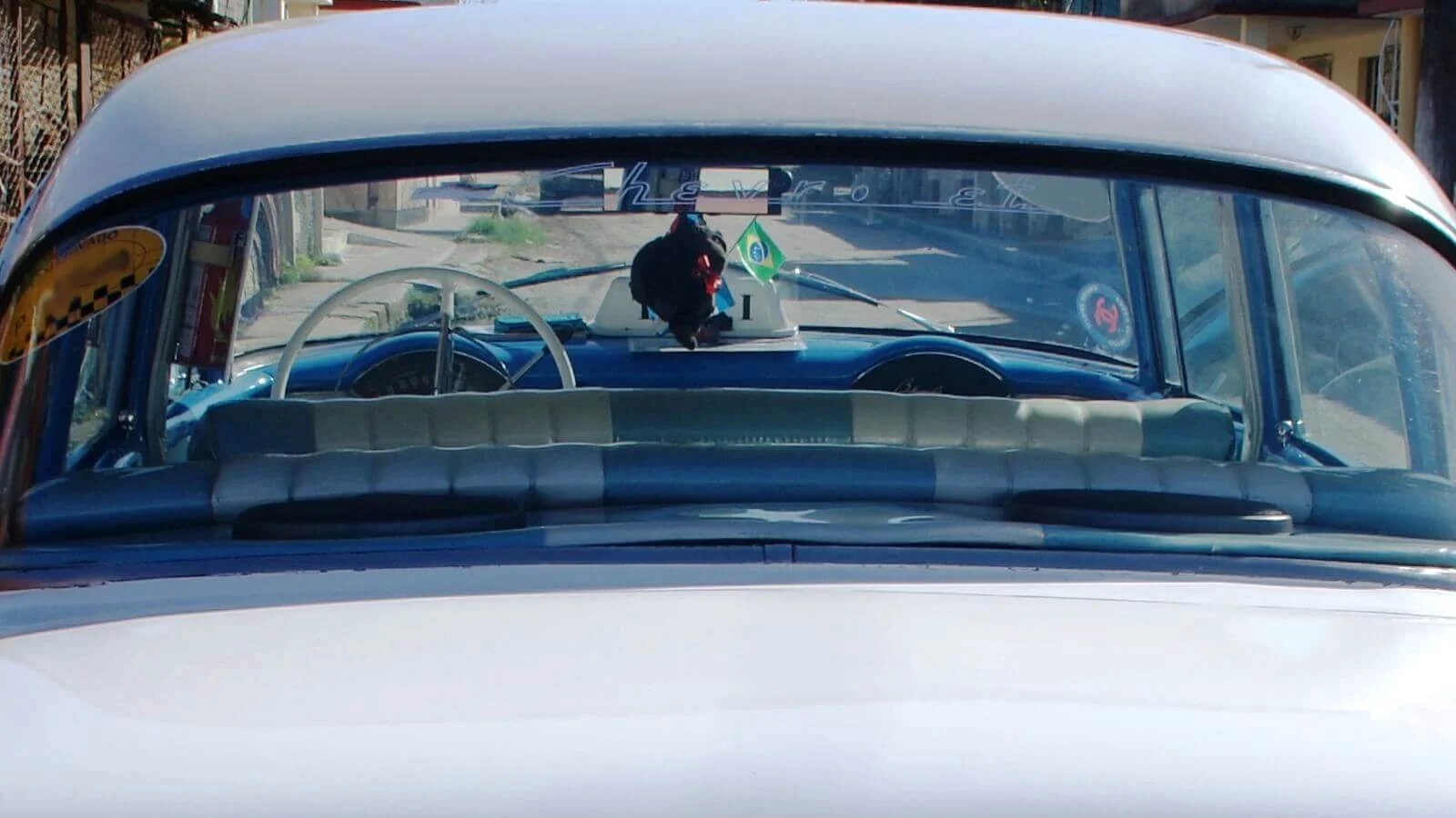 Binnenkant oldtimer chevrolet, Cuba