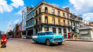 Auto antiguo por una calle de La Habana, Cuba