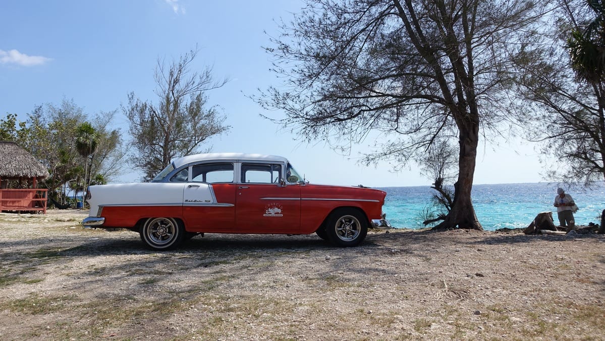 auto en la Costa de Playa Larga frente a la Cueva de los peces