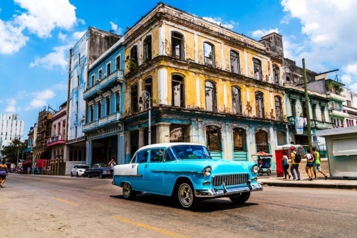 Auto antiguo por una calle de La Habana, Cuba Auto antiguo por una calle de La Habana, Cuba