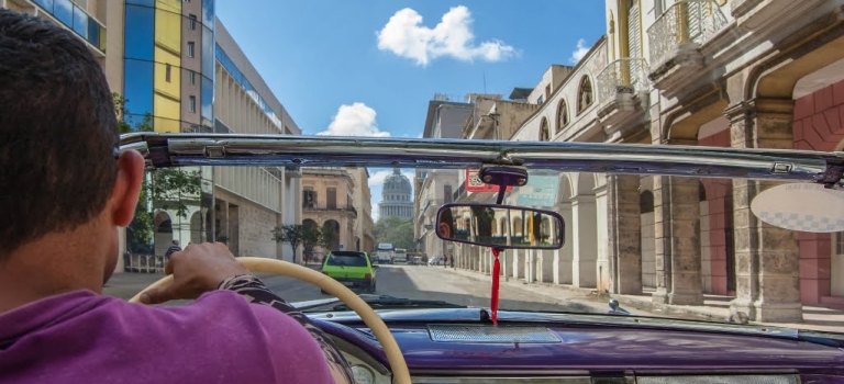 Auto en camino al Capitolio de la Habana Cuba