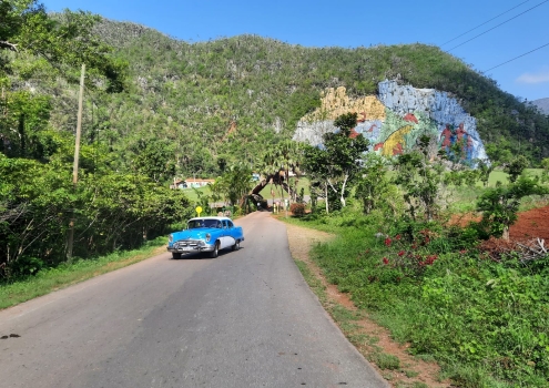 Auto en las afueras del Parque de la Prehistoria en Viñales, Cuba Auto en las afueras del Parque de la Prehistoria en Viñales, Cuba