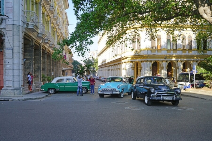 autos americanos en una calle de La Habana Cuba autos americanos en una calle de La Habana Cuba