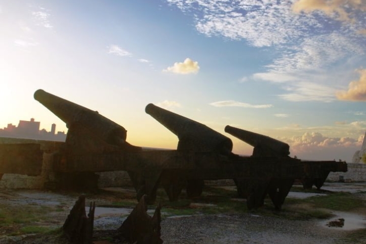 Cañones de una Fortaleza militar de los tiempos de la colonia en La Habana Cañones de una Fortaleza militar de los tiempos de la colonia en La Habana