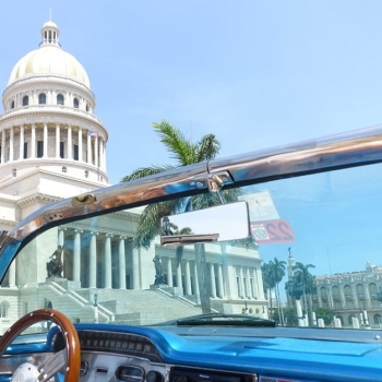 capitolio-havana-vanuit-oldtimer Capitolio in Havana vanuit oldtimer