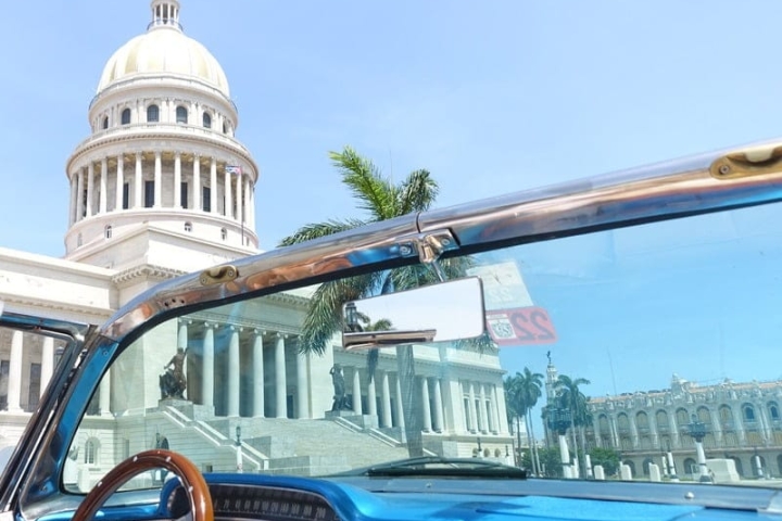 Capitolio in Havana vanuit oldtimer