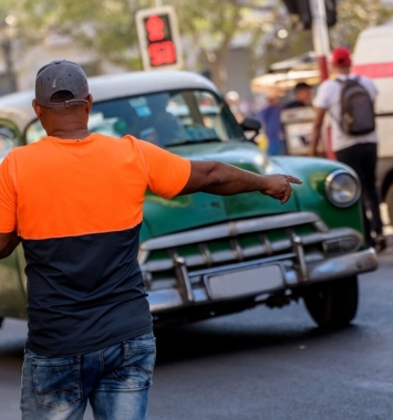 hombre-en-la-calle-solicitando-servicio-de-un-auto-privado-traslado-en-cuba-para-cubanos hombre-en-la-calle-solicitando-servicio-de-un-auto-privado-traslado-en-cuba-para-cubanos
