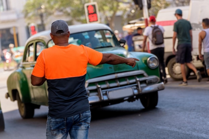hombre-en-la-calle-solicitando-servicio-de-un-auto-privado-traslado-en-cuba-para-cubanos hombre-en-la-calle-solicitando-servicio-de-un-auto-privado-traslado-en-cuba-para-cubanos