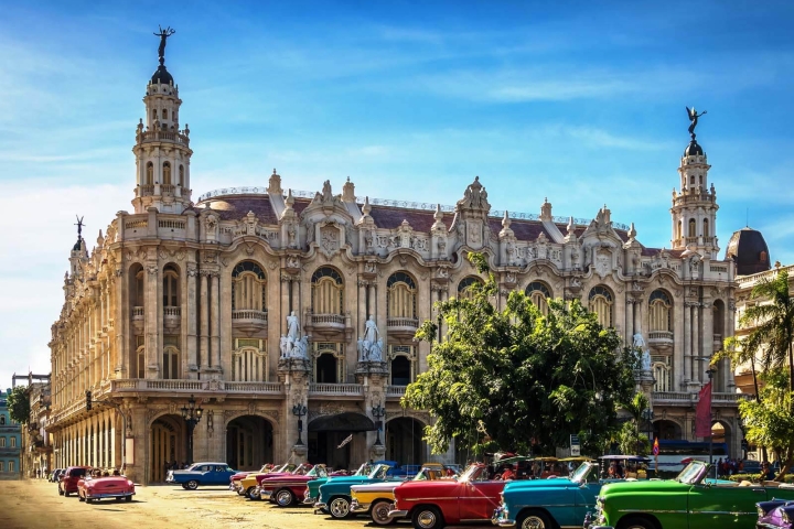Klassieke Amerikaanse auto’s geparkeerd bij nationale theater in Havana Cuba Klassieke Amerikaanse auto’s geparkeerd bij nationale theater in Havana Cuba