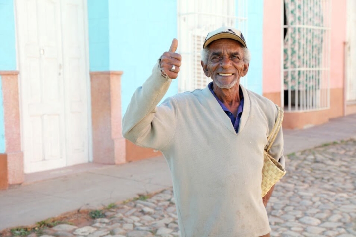 Los cubanos son amables. Lugareño saludando en una calle de Trinidad, Cuba Los cubanos son amables. Lugareño saludando en una calle de Trinidad, Cuba