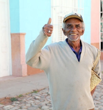 Lugareño en la ciudad de Trinidad vestido con ropa de invierno en Cuba