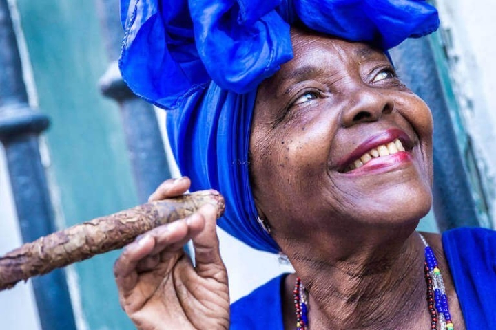 Mujer cubana con tabaco CubaNeo Travel Agencia de viajes a Cuba Mujer cubana con tabaco CubaNeo Travel Agencia de viajes a Cuba