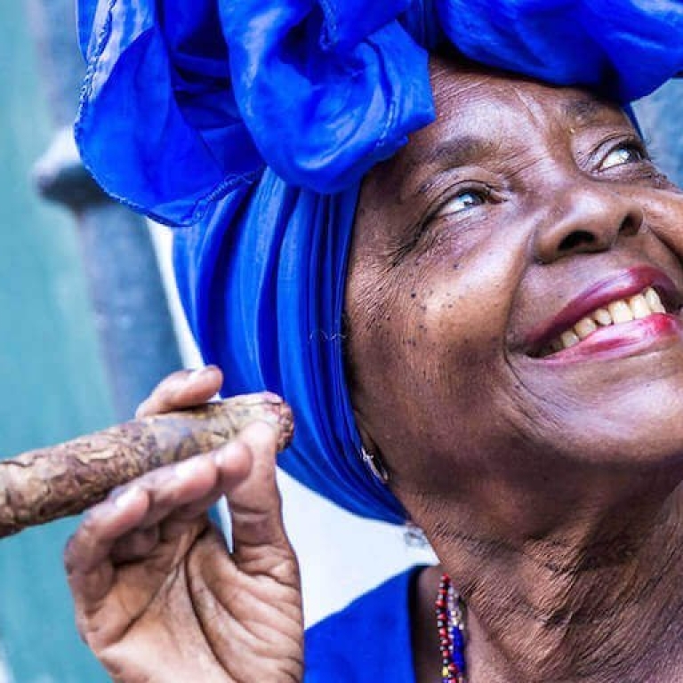 Mujer cubana con tabaco CubaNeo Travel Agencia de viajes a Cuba