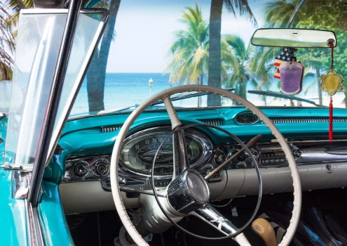 Oldtimer en palmbomen in Cuba Oldtimer en palmbomen in Cuba