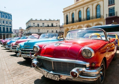 Oldtimers in Havana staan klaar voor een ritje