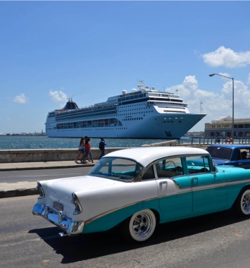 Oldtimer met cruise in baai Havana, Cuba Oldtimer met cruise in baai Havana, Cuba