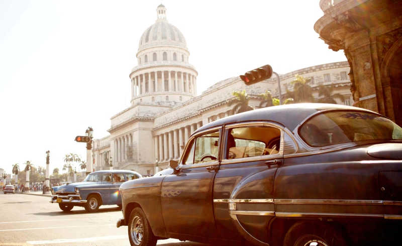 Capitolio met twee oldtimers in Havana Cuba Capitolio met twee oldtimers in Havana Cuba