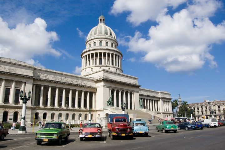 Autos frente al Capitolio de La Habana. Viajar a Cuba Agencia CubaNeo Travel Autos frente al Capitolio de La Habana. Viajar a Cuba Agencia CubaNeo Travel