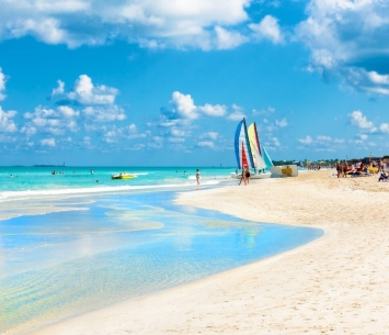 turistas en Cuba en la playa de Varadero