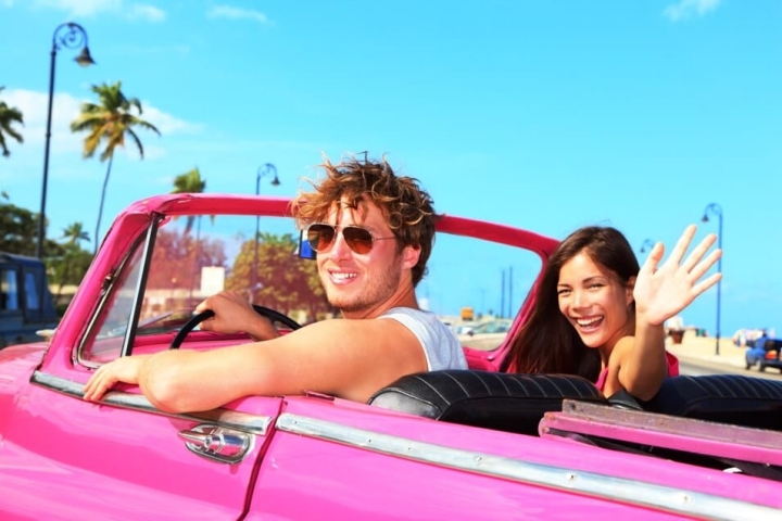 turistas-viajando-a-cuba-pareja-en-auto-clasico-por-la-habana-cubaneo-travel turistas-viajando-a-cuba-pareja-en-auto-clasico-por-la-habana-cubaneo-travel