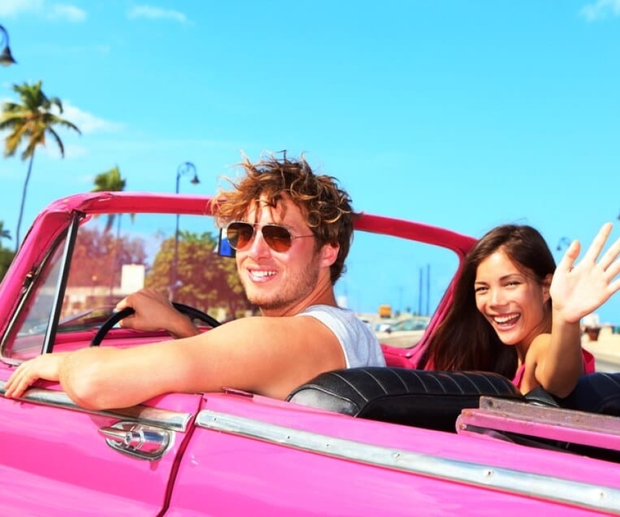 turistas-viajando-a-cuba-pareja-en-auto-clasico-por-la-habana-cubaneo-travel turistas-viajando-a-cuba-pareja-en-auto-clasico-por-la-habana-cubaneo-travel