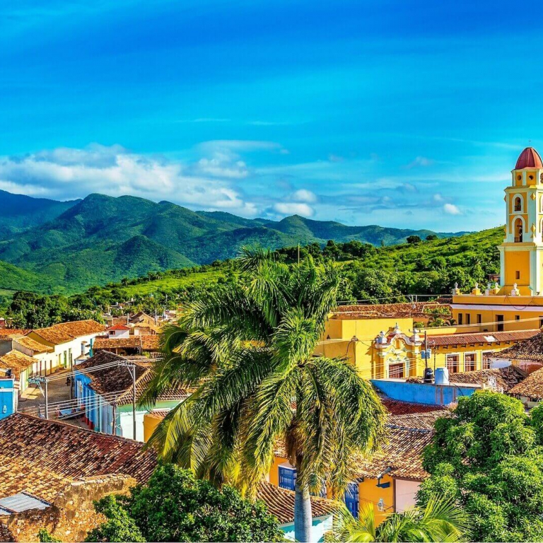 Uitzicht Trinidad met Sierra Ecambray op de achtergrond Uitzicht Trinidad met Sierra Ecambray op de achtergrond
