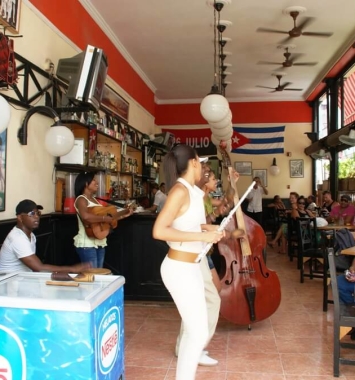 Un bar cafetería en la calle Obispo en La Habana Vieja. Un bar cafetería en la calle Obispo en La Habana Vieja.