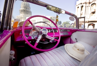 Vista del Capitolio de la Habana desde un auto antiguo. Blog de información para turistas sobre las medidas del COVID 19