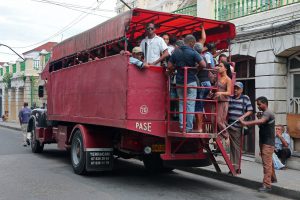 Camiones antiguos privados usados en Cuba para el traslado de personas
