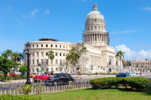 Capitolio de La Habana autos antiguos Traslados en Cuba para cubanos