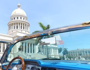 Capitolio in Havana vanuit oldtimer