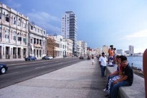 Cubanos sentandos en el Malecón de La Habana. Cosas que ver y hacer en La Habana