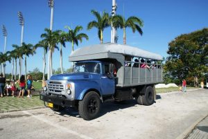 Furgoneta de transporte de locales en Cuba