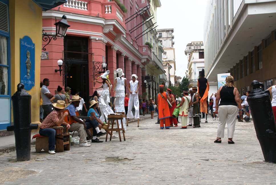 Intersección de las Calles Obispo y Mercaderes La Habana Vieja Cuba