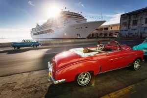 La Habana. Turistas en Cuba pasean en autos clasicos