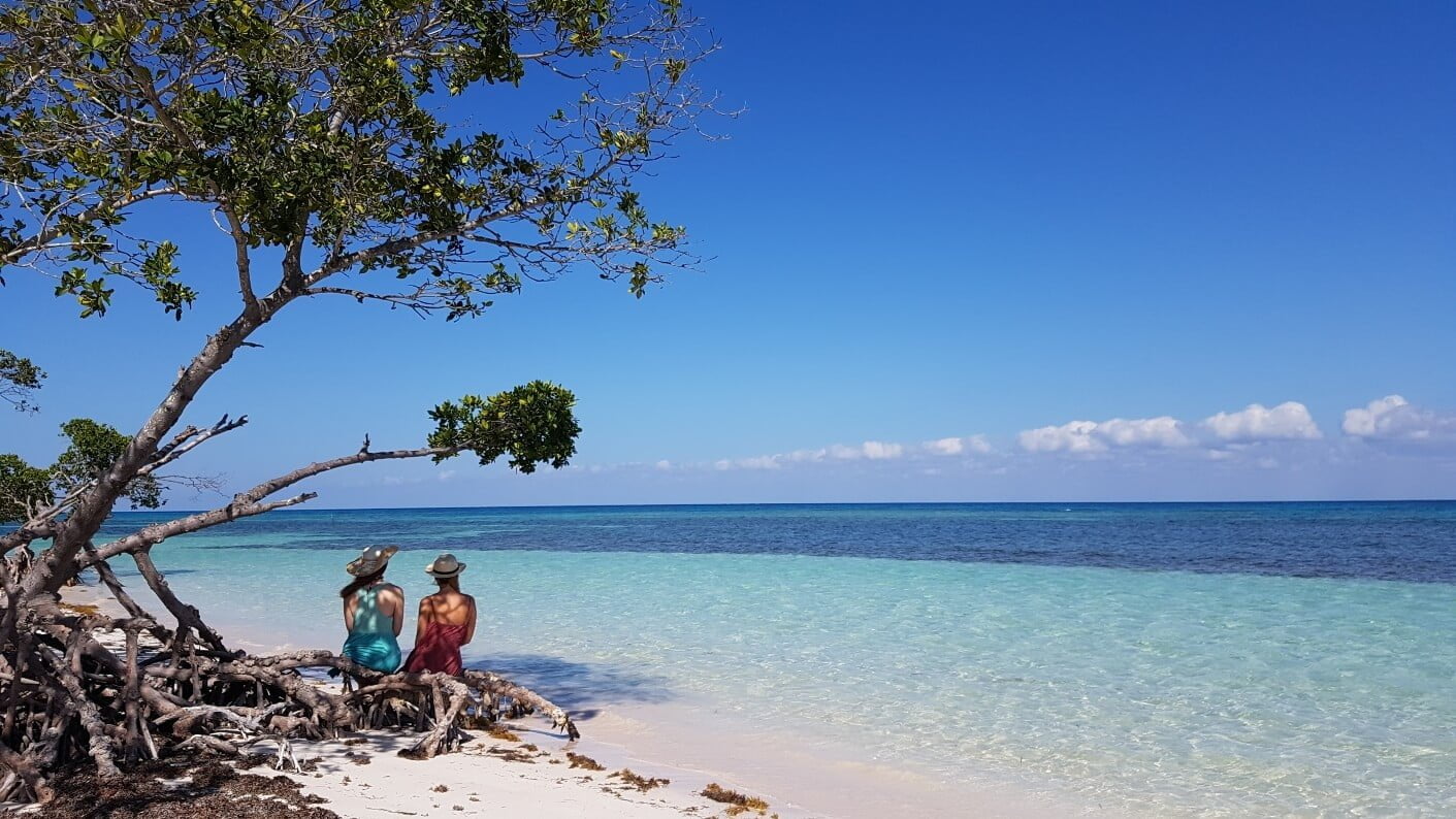 Mujeres mirando al mar en la playa de Cayo Jutias Mujeres mirando al mar en la playa de Cayo Jutias