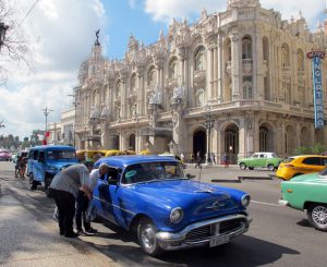 Oldtimer en las calles de la Habana servicio de taxis para cubanos traslados en Cuba