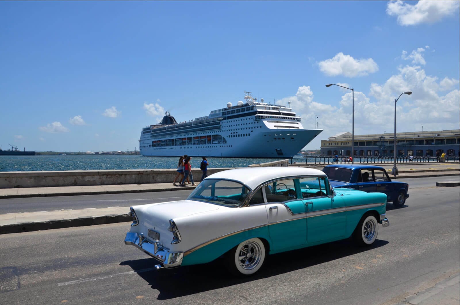 Oldtimer met cruise in baai Havana, Cuba