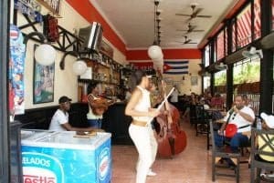 Un bar cafetería en la calle Obispo en La Habana Vieja.